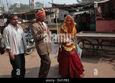 frisch verheiratete paar Straßen von Varanasi Uttar Pradesh, Indien Stockfoto