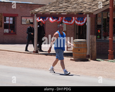 Darstellung von Virgil und Wyatt Earp und touristischen Akteure durchs historische amerikanischen Old West Stadt Tombstone, Arizona, USA Stockfoto