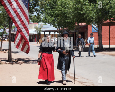 Akteure, die Darstellung von Big Nose Kate und Doc Holliday schlendern Sie durch die historischen amerikanischen Old West Stadt Tombstone, Arizona, USA Stockfoto