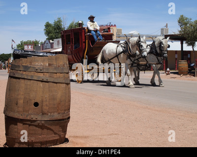 Schauspieler porträtiert Postillion fährt durch in den historischen amerikanischen Old West Stadt Tombstone, Arizona, USA Stockfoto