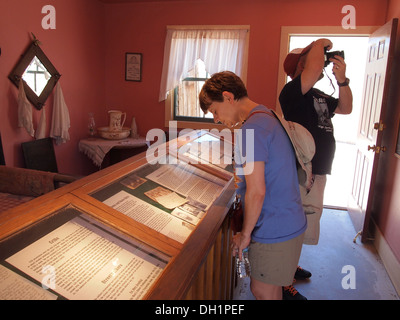 Touristen in einer Nachbildung der "Krippe"-ein kleines Gebäude, wo Prostituierte bekannt als verschmutzte Tauben Kunden in Tombstone AZ bedient, Stockfoto