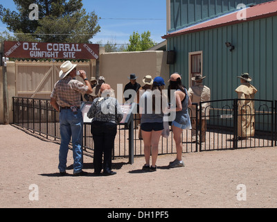 Touristen besuchen Sie die Website der Schießerei am O.K. Corral in der historischen amerikanischen alten westlich von Tombstone, Arizona, USA Stockfoto