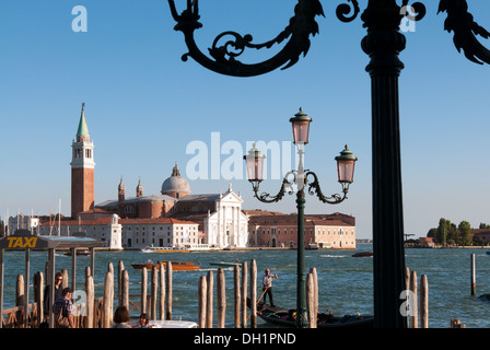 Kai am Markusplatz entfernt mit Gondeln und der Blick auf die Insel San Giorgio Maggiore in Venedig, UNESCO World Heritage Site, Italien Stockfoto