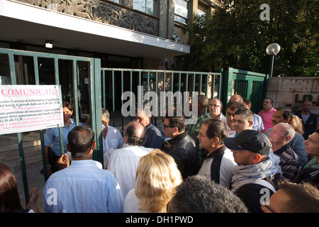 Zivilisten, die Warteschlangen an den Palermo Arbeitslosigkeit und Rente Zentrum, im Zentrum der Hauptstadt von Sizilien. Stockfoto