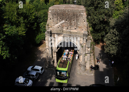 Italien, Rom, Arco di Druso, Drususbogen, altes römisches Tor, Aquädukt des Aqua Antoniniana (3. Jahrhundert n. Chr.) und Tourbus Stockfoto