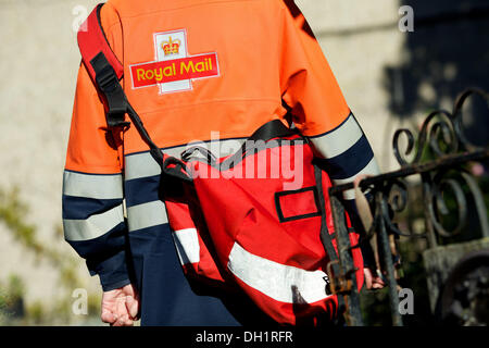 Königliche Post Postbote auf seine Runde mit einer Post-Tasche Stockfoto