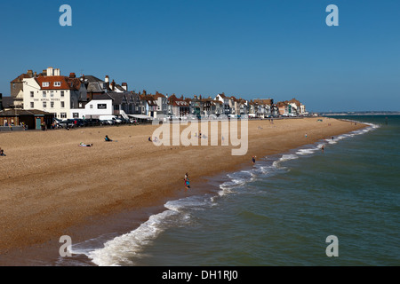 Blick auf Deal direkt am Meer, Blick nach Osten vom Deal Pier. Stockfoto