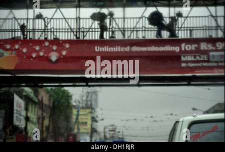 Brücke über die Straße im Monsun Kolkata Indien Asien Stockfoto