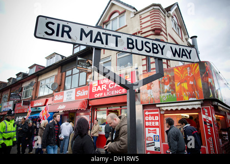 Sir Matt Busby Weg, Old Trafford in Stretford, der Heimat von Machester United Football Club, Manchester, Nord-England, UK Stockfoto