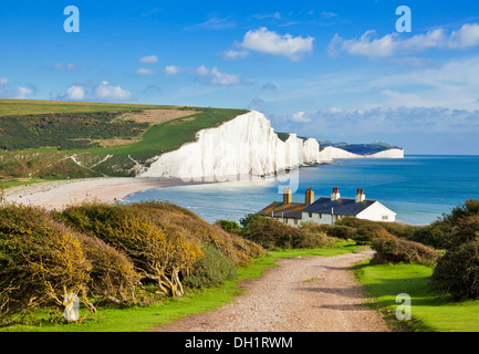 The Seven Sisters Cliffs, The Coastguard Cottages on the South Downs Way, South Downs National Park, East Sussex, England, Großbritannien, GB, Europa Stockfoto