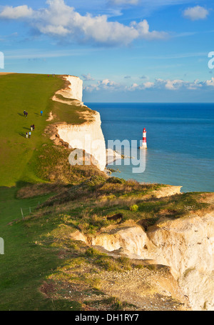 Beachy Head Leuchtturm unter Seven Sisters Kreidefelsen South Downs Weise National Park East Sussex England uk gb Eu Europa Stockfoto