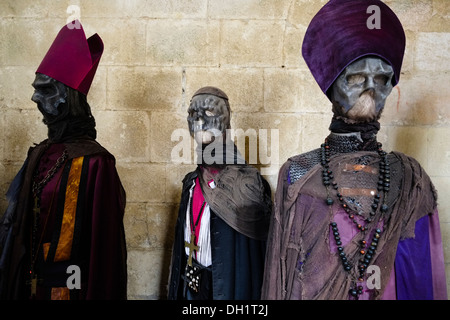 Ausstellung von Zombie wie Figuren in kirchlichen Kleidung Stockfoto