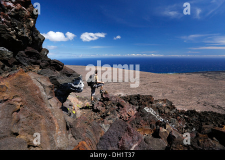 Wanderer auf den Klippen von Hilina Pali Trail, Hawai ' i Volcanoes National Park, Big Island, Hawaii, USA Stockfoto