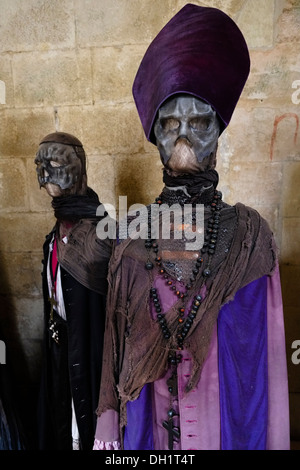 Ausstellung von Zombie wie Figuren in kirchlichen Kleidung Stockfoto