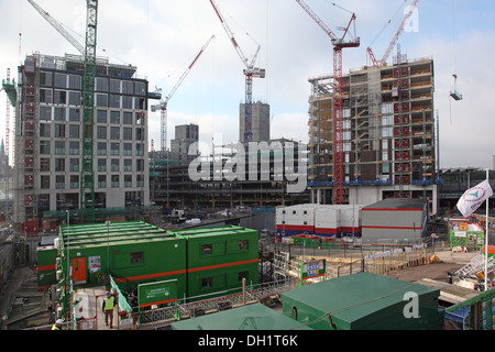 Eine wichtige neue Büroentwicklung bei Kings Cross, London, UK zeigt Krane konkrete Rahmen und Website-Kabinen Stockfoto