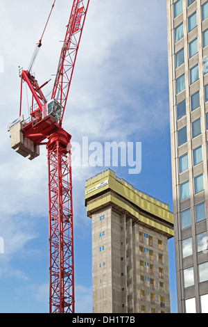 Turmdrehkran auf einer Baustelle in London, Großbritannien Stockfoto