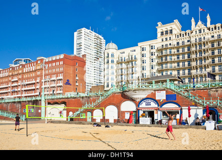 Zwei Männer spielen Beachvolleyball vor The Grand Hotel Brighton Seafront West Sussex England UK GB EU Europa Stockfoto