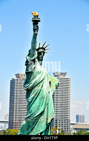 Nachbildungen der Freiheitsstatue New York stehen in Odaiba Bezirk von Tokio Japan Stockfoto