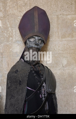 Ausstellung von Zombie wie Figuren in kirchlichen Kleidung Stockfoto