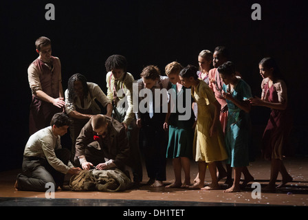 Tanzkompanie Rambert durchführen die Londoner Premiere von "The Castaways", ein neues Stück von Barak Marshall am Sadler es Wells Theatre Stockfoto