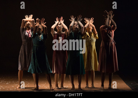 Tanzkompanie Rambert durchführen die Londoner Premiere von "The Castaways", ein neues Stück von Barak Marshall am Sadler es Wells Theatre Stockfoto