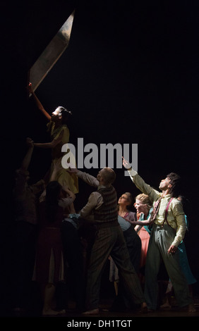 Tanzkompanie Rambert durchführen die Londoner Premiere von "The Castaways", ein neues Stück von Barak Marshall am Sadler es Wells Theatre Stockfoto