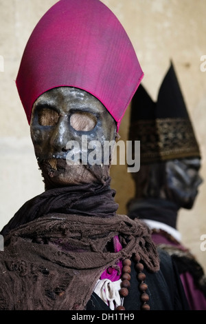 Ausstellung von Zombie wie Figuren in kirchlichen Kleidung Stockfoto