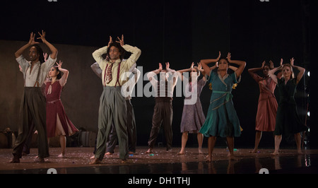 Tanzkompanie Rambert durchführen die Londoner Premiere von "The Castaways", ein neues Stück von Barak Marshall am Sadler es Wells Theatre Stockfoto