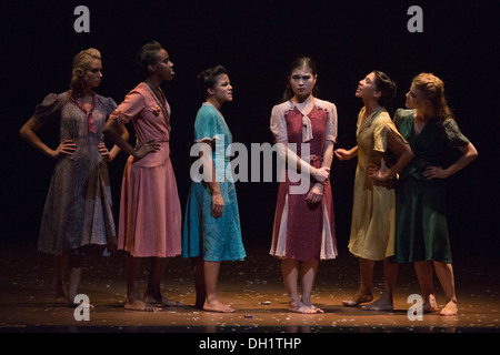 Tanzkompanie Rambert durchführen die Londoner Premiere von "The Castaways", ein neues Stück von Barak Marshall am Sadler es Wells Theatre Stockfoto