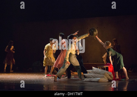 Tanzkompanie Rambert durchführen die Londoner Premiere von "The Castaways", ein neues Stück von Barak Marshall am Sadler es Wells Theatre Stockfoto