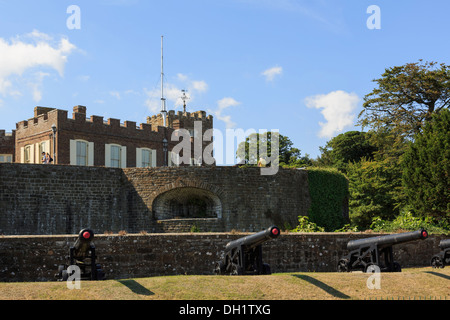 Henry VIII aus dem 16. Jahrhundert Walmer Castle mit Kanonen vor Mauern in der Nähe von Deal, Kent, England, UK, Großbritannien Stockfoto