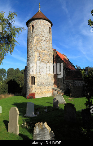 Bawburgh, Norfolk, Runde Turm Kirche, Kirchhof Friedhof Grabsteine mittelalterlichen englischen Kirchen erhebt sich England UK Stockfoto