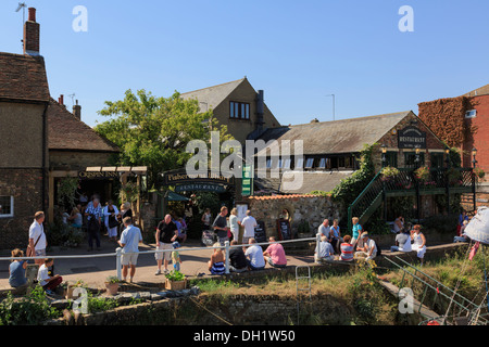 Menschen trinken vor dem 16. Jahrhundert Crispin Inn und Fishermans Wharf Restaurant auf The Quay in der Altstadt von Sandwich, Kent Stockfoto