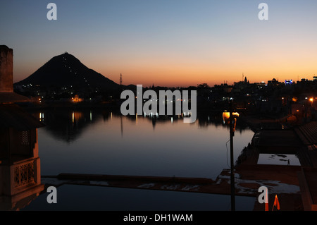 Blick über den Heiligen See in Richtung Mount Ratnagiri, Pushkar, Rajasthan, Indien. Stockfoto