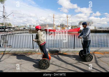 Touristen, die Segways Reiten runden Hafen, North End von Boston, Massachusetts, USA Stockfoto