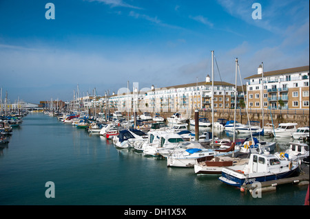 Boote und Yachten ankern in Brighton Marina mit Gehäuse hinter UK Stockfoto