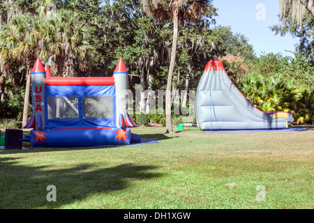 Aufblasbare USA Raketen bounce House und Folie in einem öffentlichen Park in Mount Dora, Florida eingerichtet. Stockfoto