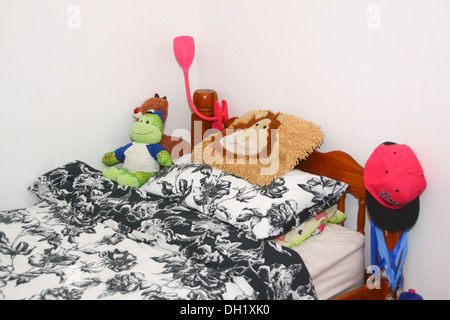 Kinderbett im Schlafzimmer mit Spielzeug Stockfoto