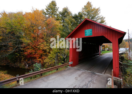 Cox-Brook überdachten Brücken, der einzige Ort, wo zwei überdachten Brücken in Vermont, USA gleichzeitig sichtbar sind Stockfoto