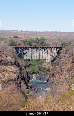 Die Victoria Falls Bridge, erbaut im Jahre 1905, erstreckt sich über den Sambesi an der Grenze zwischen Sambia und Simbabwe, gesehen aus Simbabwe Stockfoto