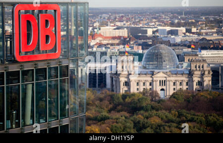 Berlin, Deutschland. 29. Oktober 2013. Deutsche Bahn-zentrale am Potsdamer Platz mit dem Reichstagsgebäude in Berlin, Deutschland, im Hintergrund 29. Oktober 2013. Foto: Kay Nietfeld/Dpa/Alamy Live News Stockfoto