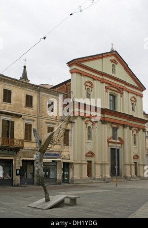 moderne Skulptur und Del Rosario Kirche in Piazza Gramsci, Novara, Piemont, Italien Stockfoto