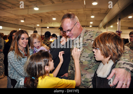 Sgt. 1. Klasse John Lemke begrüßt seine Familie Okt. 18 an der Experimental Aircraft Association in Oshkosh, Wisconsin Gouverneur Scott Walker Stockfoto