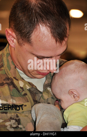 Gouverneur Scott Walker und Wisconsin National Guard Führungskräfte trat Familien und Freunden begrüßen Batterie B, 1. Bataillon, 121. Feldartillerie zurück während einer feierlichen Zeremonie Okt. 18 bei der Experimental Aircraft Association in Oshkosh, Wisconsin, Stockfoto