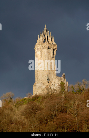 Gewitterwolken über der National Wallace Monument, Abbey Craig, Stirling, Schottland Stockfoto