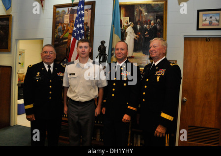 Major General Frank Vavala, Generaladjutant, Delaware Nationalgarde schließt sich drei Generationen der Familie Walton, Pvt. Brandon Walton, Oberst Bruce Walton und Major General (DE) zog Bruce Walton, nach der Förderung von Oberstleutnant Bruce Walton, Col., Oct. Stockfoto