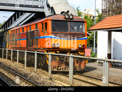 Rot-Orange trainieren, Diesellok am Bahnhof Bahnsteig Bangkok Thailand Stockfoto