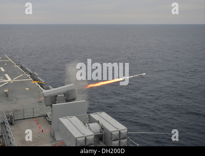 USS Bataan Segler Feuer ein RIM-116 Rolling Airframe Missile (RAM). Der RAM bietet Schiffe mit Selbstverteidigungssystem gegen Anti-Schiff-Raketen und asymmetrische Luft und Oberfläche Gefahren. Die multifunktionale amphibische Angriff Schiff USS Bataan (LHD-5) und 22. Marin Stockfoto