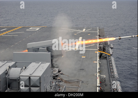 USS Bataan Segler Feuer ein RIM-116 Rolling Airframe Missile (RAM). Der RAM bietet Schiffe mit Selbstverteidigungssystem gegen Anti-Schiff-Raketen und asymmetrische Luft und Oberfläche Gefahren. Die multifunktionale amphibische Angriff Schiff USS Bataan (LHD-5) und 22. Marin Stockfoto