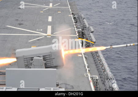 USS Bataan Segler Feuer ein RIM-116 Rolling Airframe Missile (RAM). Der RAM bietet Schiffe mit Selbstverteidigungssystem gegen Anti-Schiff-Raketen und asymmetrische Luft und Oberfläche Gefahren. Die multifunktionale amphibische Angriff Schiff USS Bataan (LHD-5) und 22. Marin Stockfoto